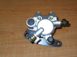 SUZUKI 250 OZARK,Z250, 400 EIGER, 500 VINSON RIGHT FRONT BRAKE CALIPER WITH PADS