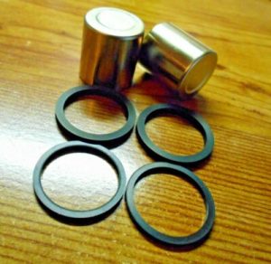 SUZUKI LTR450 LT-R450 LTR 450,KING QUAD 300 FRONT BRAKE CALIPER  PISTONS / SEALS
