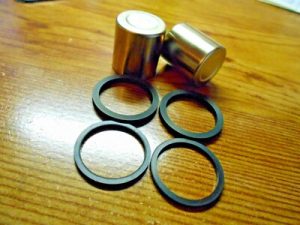 SUZUKI KING QUAD 300, LT450R QUAD RACER FRONT BRAKE CALIPER PISTONS & SEALS