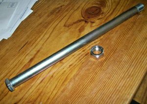 YAMAHA 700 RAPTOR STOCK SWINGARM PIVOT BOLT SHAFT & LOCKING NUT 06-24