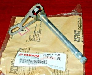 YAMAHA YZ125 YZ 125 ENGINE GEAR SHIFT SHAFT SPINDLE, CAM FORK 05-21,1C3-18101-00