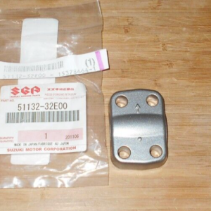 SUZUKI DR650 DR 650 LOWER FORK FRONT WHEEL AXLE CAP, HOLDER 51132-32E00