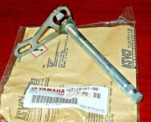 YAMAHA YZ125 YZ 125 ENGINE GEAR SHIFT SHAFT SPINDLE, CAM FORK 05-22,1C3-18101-00