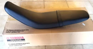 YAMAHA WR125R 1" LOWER, SHORTER OEM BLACK SEAT ASSAEMBLY COMPLETE 2026